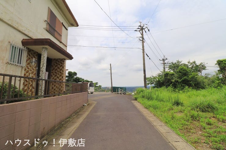 【前面道路】
南側前面道路、西方面
交通量少なめです
