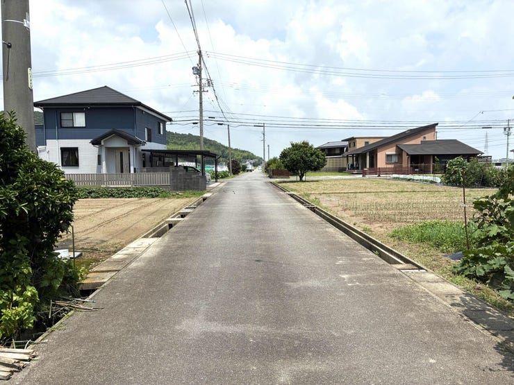 県道から入ると車通りの少ない道路になります!