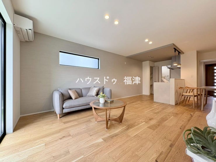 【リビング】
リビングの窓1箇所は電動シャッター付き!
夏は涼しく、冬は暖かくお過ごしいただけます♪
《福津市西福間3丁目 新築戸建》