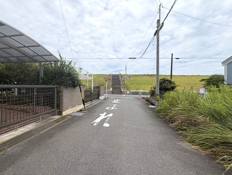 ◇前面道路◇
過ごす時間と共に刻々と表情を変えていく住まい、季節によってさまざまな表情を見せてくれるわが家は、時を重ね思いを紡ぐ場所です。ご家族の一家団欒を心ゆくまでお楽しみください。