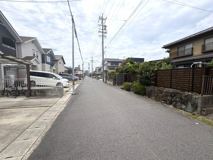 ◇前面道路◇
交通量は多くなく、お車の騒音や振動に悩まされることなく静かな時間が流れます。道幅約5.9mとお車のすれ違いも可能です。直線道路で左右の確認もしやすく、お車の出し入れもスムーズにできます