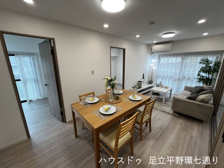【リビング】
明るいLDKは隣室とのつながりも良く、家族でゆったり過ごせる開放的な空間です。