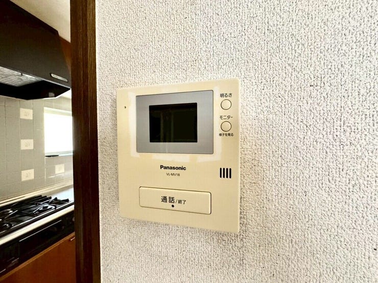 【Facilities】来訪者を確認できるモニター付きインターホンで、防犯面も安心です。