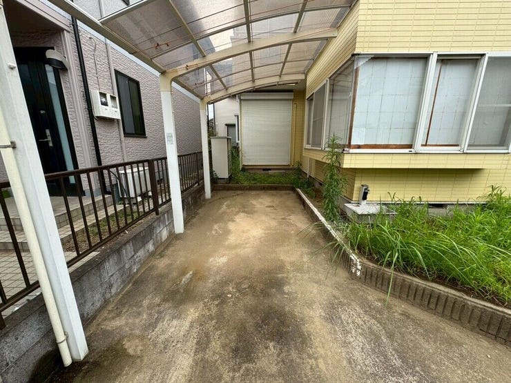 【Exterior】ゆとりのある駐車スペース付きで、車の出し入れもスムーズに行えます。