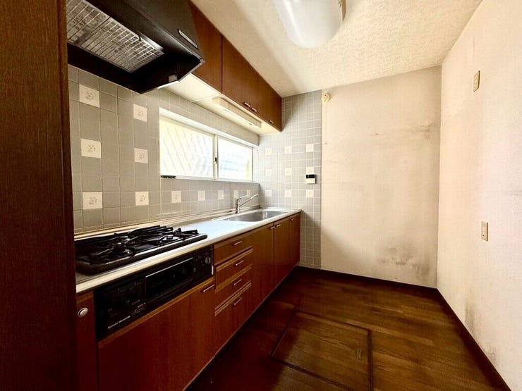 【kitchen】広めのキッチンは料理のしやすさを追求した設計。収納も豊富で作業がしやすい空間です。