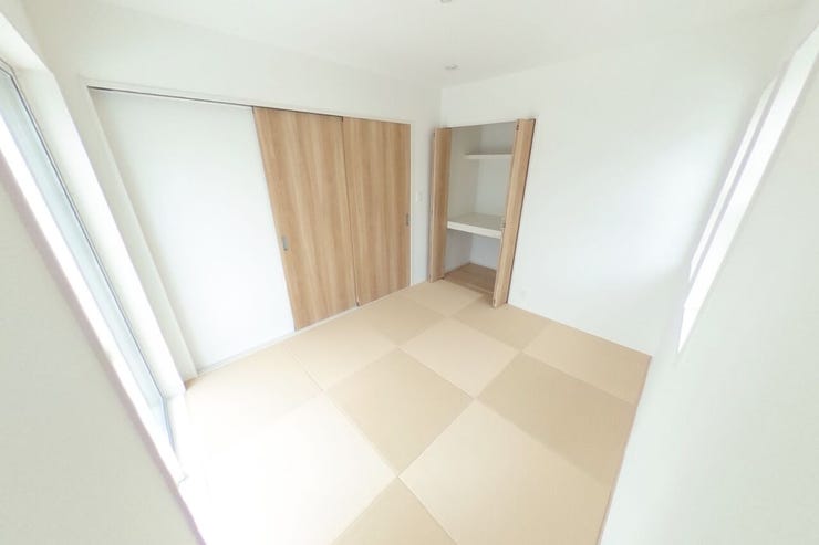 半畳畳でモダンな和洋室空間です。リビングと続き間になっており、お部屋としてはもちろん、リビングの延長、お子様の遊び場、お昼寝スペースやゲストルームにも重宝します。(中央市成島 新築建売住宅)