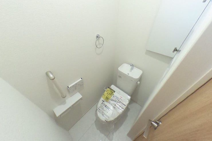 ●1階お手洗い●お手洗いは1階、2階共にウォシュレット機能、手すり、手洗いタンク、タオル掛け、ペーパー類の収納に便利な収納棚がございます(中央市成島 新築建売住宅)