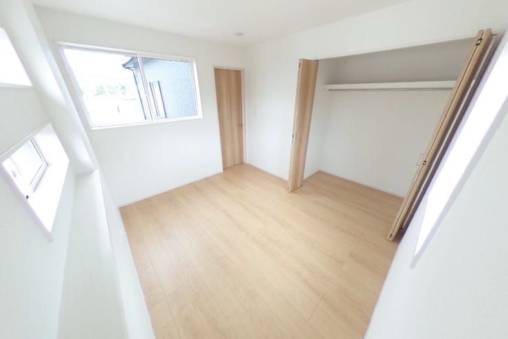 ●5.42帖洋室●お子様部屋にもピッタリのサイズ感です。クローゼット内にはハンガーパイプ付きの棚板がございます。3面採光で明るいお部屋です♪(中央市成島 新築建売住宅)