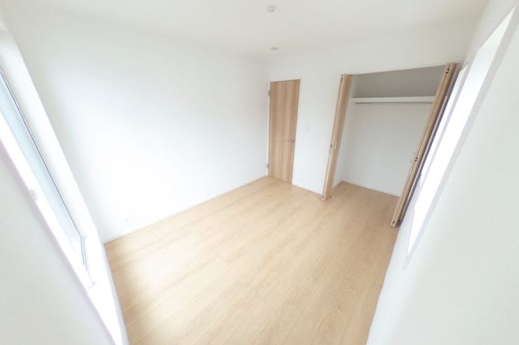 ●5.25帖洋室●お子様部屋にもピッタリのサイズ感です。クローゼット内にはハンガーパイプ付きの棚板がございます。バルコニーに出入りもできます。(中央市成島 新築建売住宅)