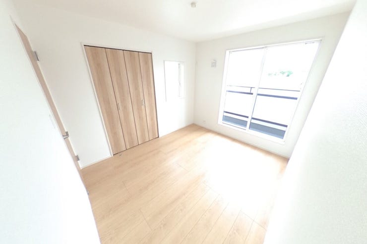 ●5.25帖洋室●お子様部屋にもピッタリのサイズ感です。クローゼット内にはハンガーパイプ付きの棚板がございます。バルコニーに出入りもできます。(中央市成島 新築建売住宅)