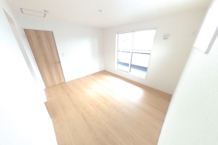 ●7帖洋室●好みの別れない落ち着いた色味のお部屋なので、家具やカーテンの色でお好みの空間にアレンジできます。WICがあり収納充実。主に主寝室としてご使用頂けます。(中央市成島 新築建売戸建)