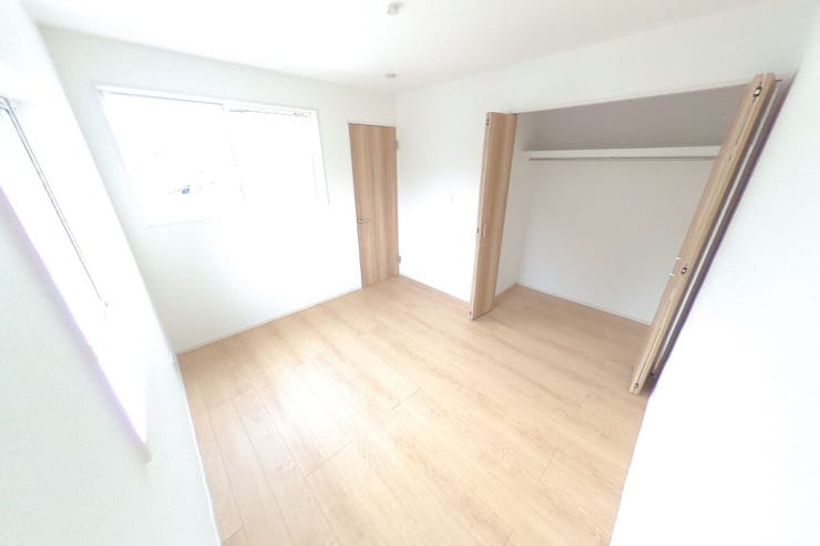 ●5.5帖洋室●好みの別れない落ち着いた色味のお部屋なので、家具やカーテンの色でお好みの空間にアレンジできます。お子様部屋にもピッタリのサイズ感です。(中央市成島 新築建売住宅)