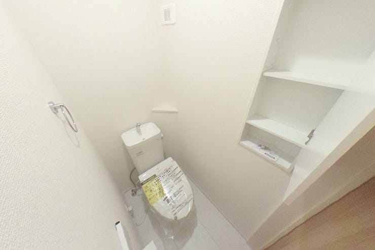 ●2階お手洗い●お手洗いは1階、2階共にウォシュレット機能、手すり、手洗いタンク、タオル掛け、ペーパー類の収納に便利な収納棚がございます(中央市成島 新築建売住宅)