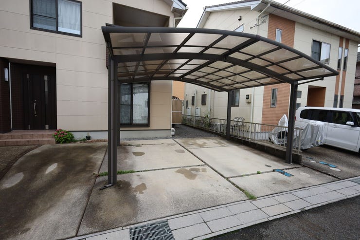 前面道路もすっきり。2台並列で駐車可能なゆとりある外観スペース。