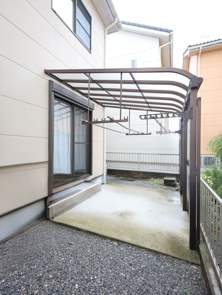 LDKから出入りができる物干しスペースがございます。車のタイヤ置場にも◎