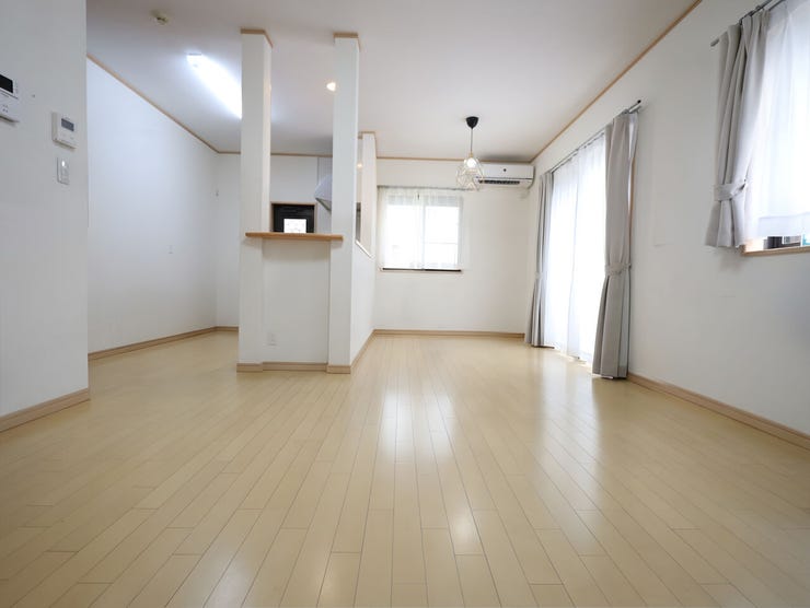 16帖のLDKなので、ソファやダイニングもゆとりをもってレイアウトが可能です。※現況の物件写真に、引渡し時のイメージとして画像処理がされています。
