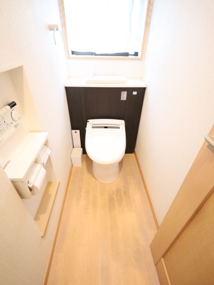 2箇所あるトイレは快適な温水洗浄便座付き。朝のトイレ渋滞も解消!