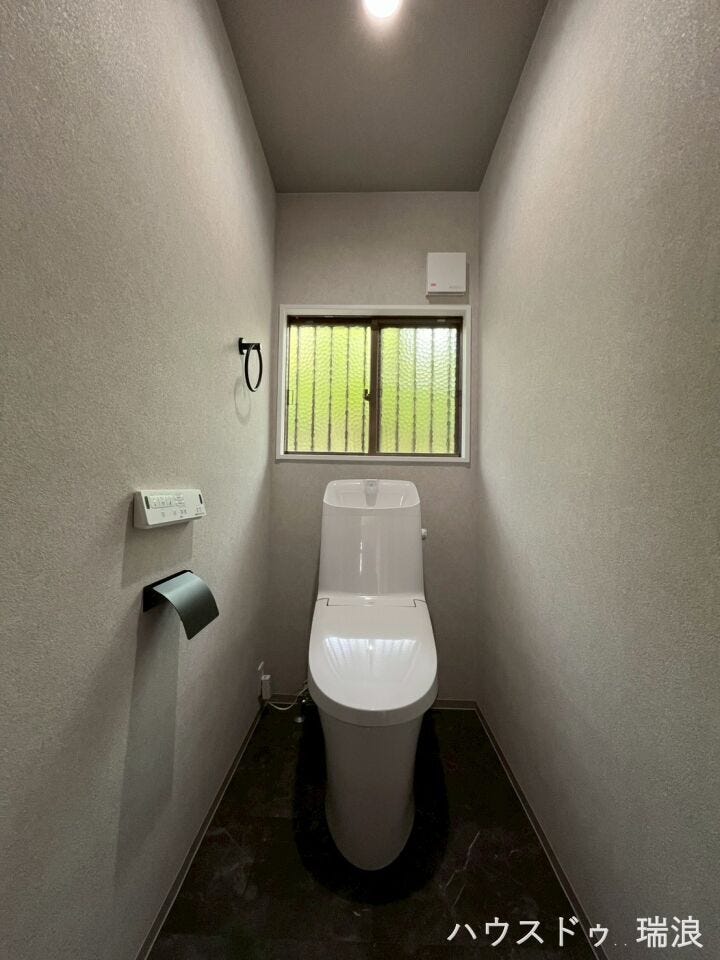 シックで落ち着いた雰囲気のトイレスペースです!温水洗浄便座などの快適な機能が備わっており、日々の使いやすさに配慮されています。小窓からの自然光が室内を明るく演出します♪