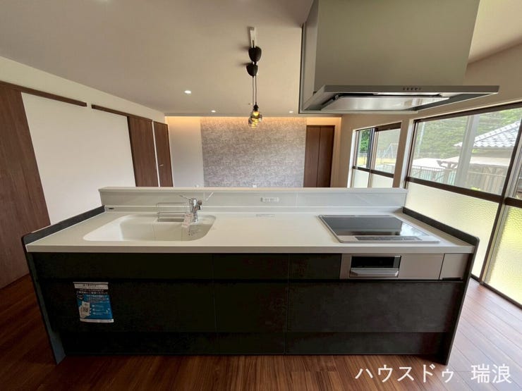 リビング全体を見渡せる、開放的な対面式キッチンです!配膳や片付けがスムーズに行える動線が確保されており、毎日の家事効率がアップ。ご家族の笑顔を見守りながら、楽しくお料理ができる設計です!