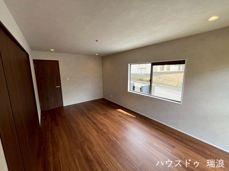 深みのあるシックな床色と新しい壁紙が広がる、心地よい洋室空間。天井のダウンライトが室内をスタイリッシュに照らし、穏やかな時間を演出します。大きな窓から心地よい風が通り抜ける開放的なお部屋です♪