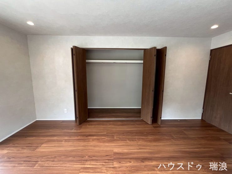 ワイドなクローゼット付きの居室!枕棚とハンガーパイプが備わっており、お洋服や季節物の荷物をすっきりと片付けられます。生活感を抑え、美しい住空間を長く保てます♪
