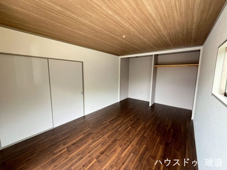 扉のないオープンタイプの収納スペース!枕棚とパイプが設置され、衣類や日用品をスムーズに出し入れできます。お好みのロールスクリーンやカーテンで隠すなど自由なアレンジも可能です♪