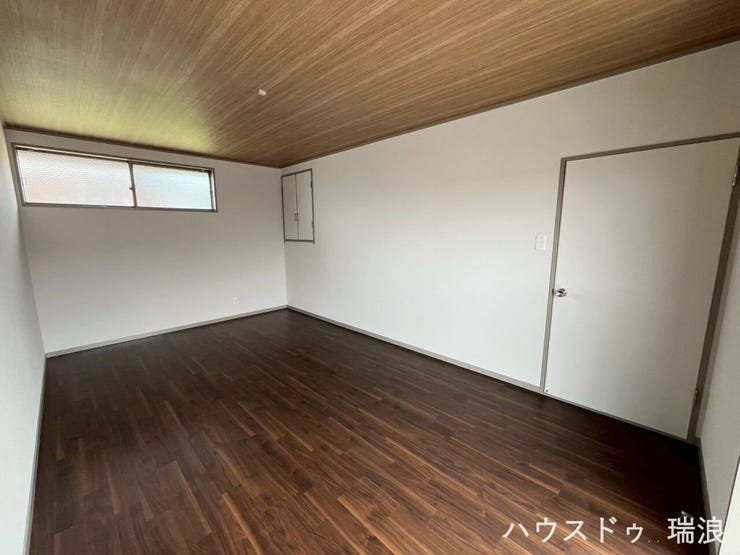 木目の床が一面に広がる、明るく風通しの良い洋室です!窓から心地よい自然光が室内の隅々まで行き届き、爽やかな朝を迎えられます。ご家族の成長や用途に合わせて、柔軟に使いやすい間取りです♪