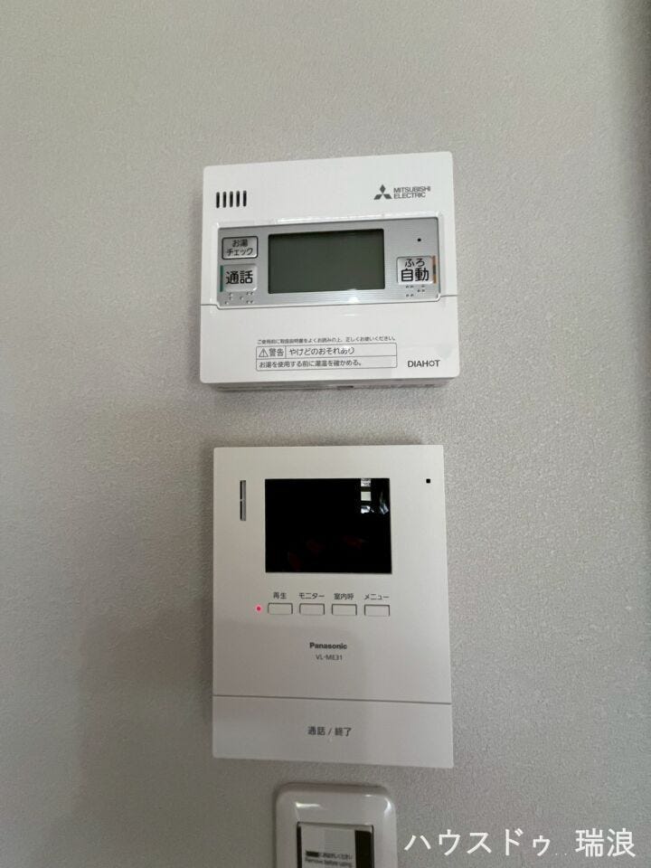 室内からワンタッチでお風呂を沸かせる給湯リモコンと、来客の顔を事前に確認できるTVモニター付インターホン。新生活の安全性を高め、毎日の家事負担を減らす便利な設備が生活動線上にまとまっています!