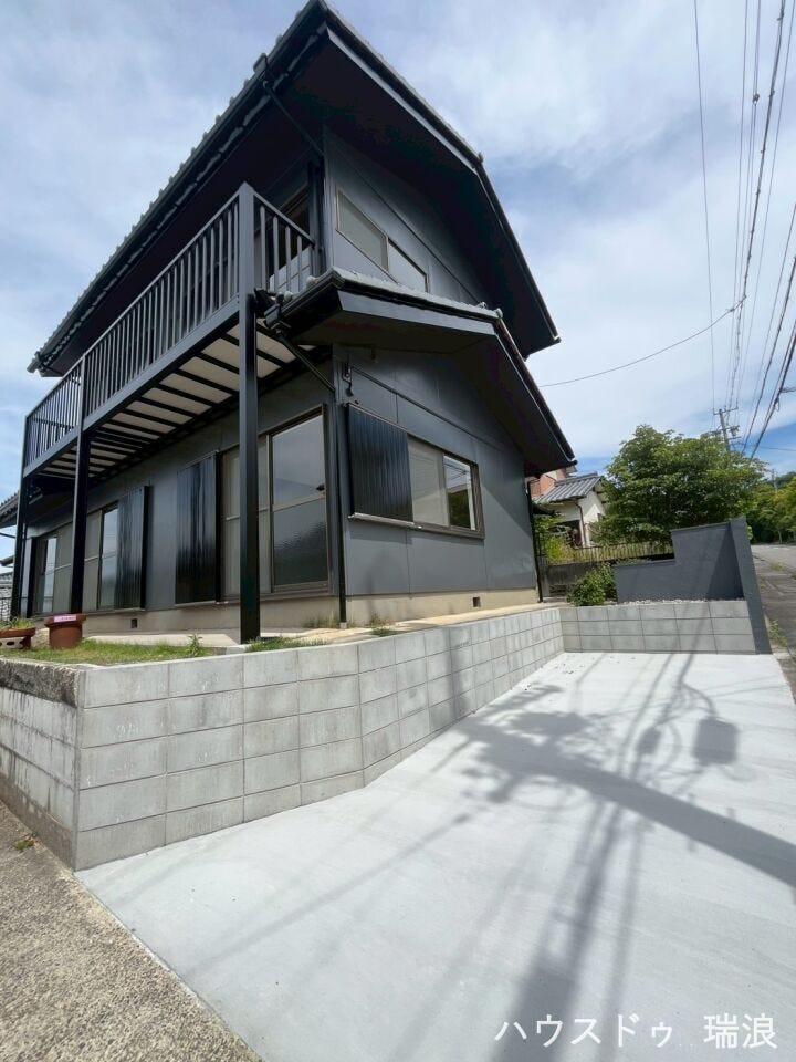 角度によって異なる表情を見せる、デザイン性の高い外観写真です!重厚感のある佇まいが日々の暮らしに安心感を与えます。周囲の街並みにも調和し、ご家族の新しい暮らしの舞台にぴったりです♪