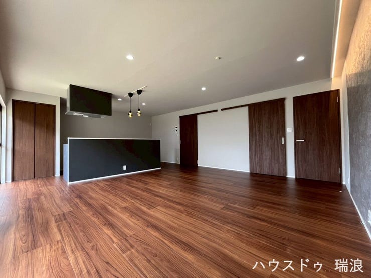 木の温もりが心地よい、開放感あふれるリビングです!大きな窓から豊かな自然光が差し込み、家族団らんの時間を優しく包み込みます。家具の配置がしやすい間取りで、理想のインテリアが楽しめます♪