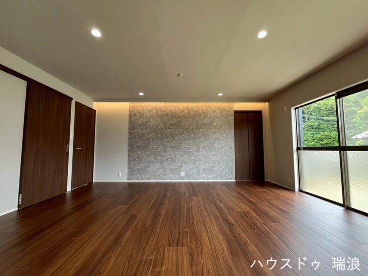 対面式キッチンと繋がる、一体感のあるリビング空間です!お料理中もリビングにいるご家族との会話が自然と弾みます。明るいリビングが空間を広く見せ、開放的な毎日を演出します!