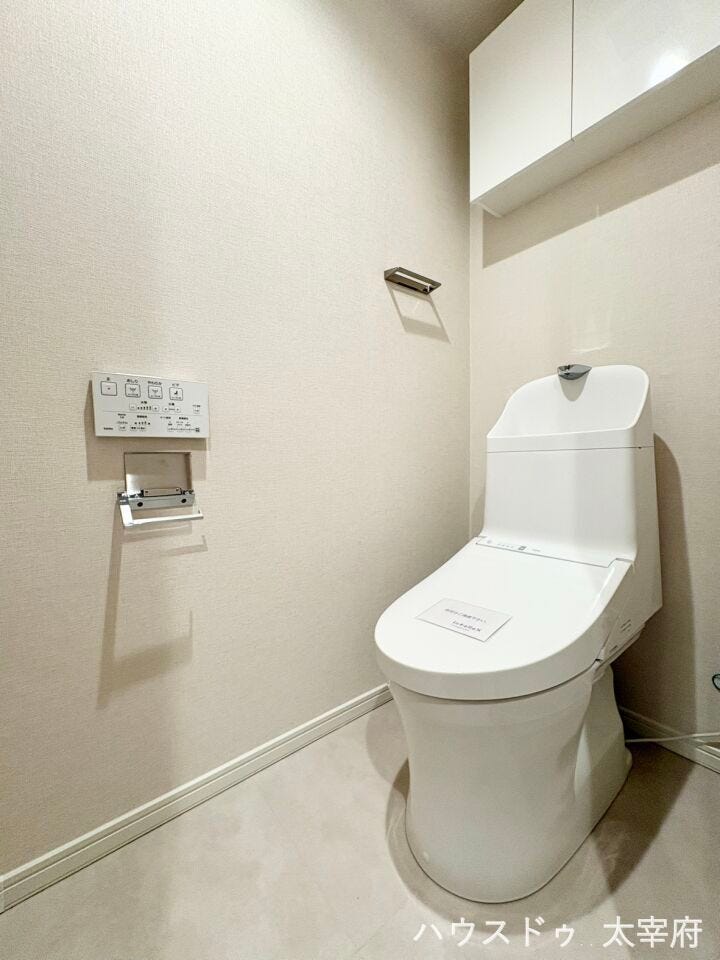 上部に便利な収納棚が設置されており、洗剤やタオルなどをすっきりと整理できます。防水パン付きで安心感があり、使い勝手の良い清潔感のある空間です。