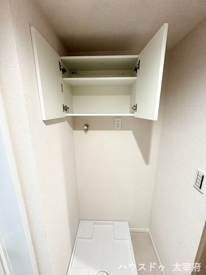 上部に便利な収納棚が設置されており、洗剤やタオルなどをすっきりと整理できます。防水パン付きで安心感があり、使い勝手の良い清潔感のある空間です。