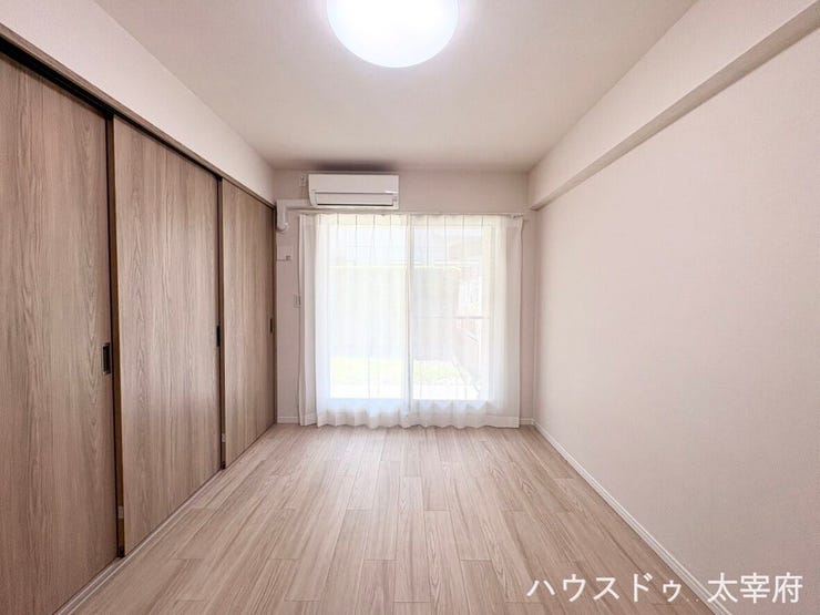 リビングにつながる便利な引き戸を完備。フローリングと木目調の建具が落ち着く、快適な洋室です。