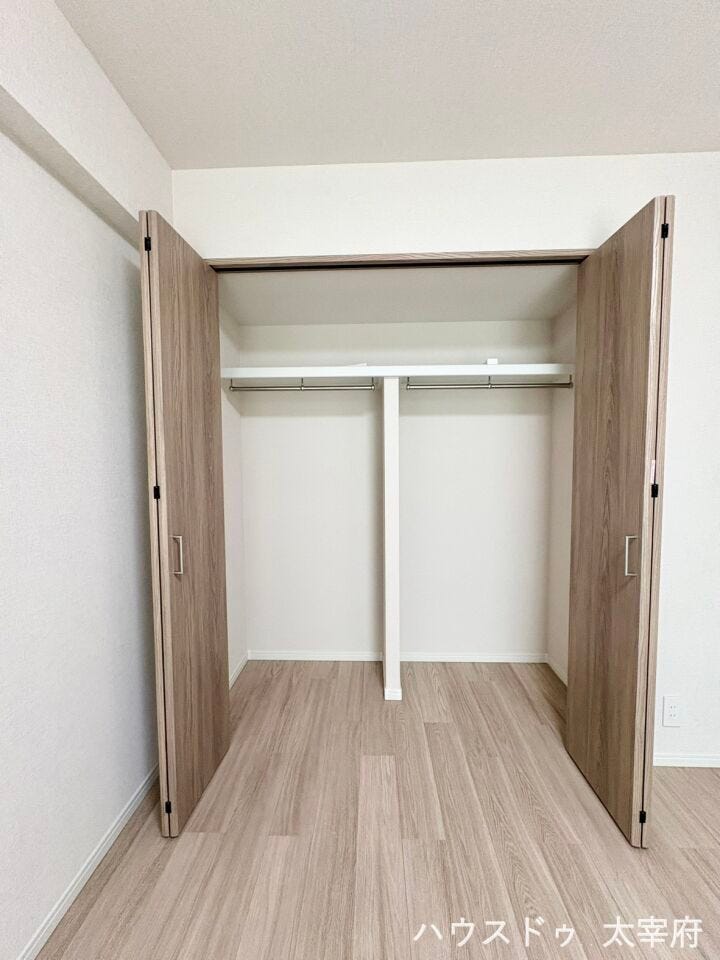 ハンガーパイプと中段の組み合わせで、丈の長いコートから小物まで効率よく収納できます。扉が大きく開き、出し入れもスムーズです。