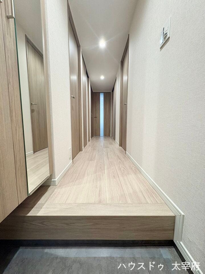 明るい木目調のフローリングと統一感のある建具が、温かみと広がりを感じさせる洗練された空間です。大型のシューズボックス(鏡付き)を備え、収納力と機能性も抜群です。