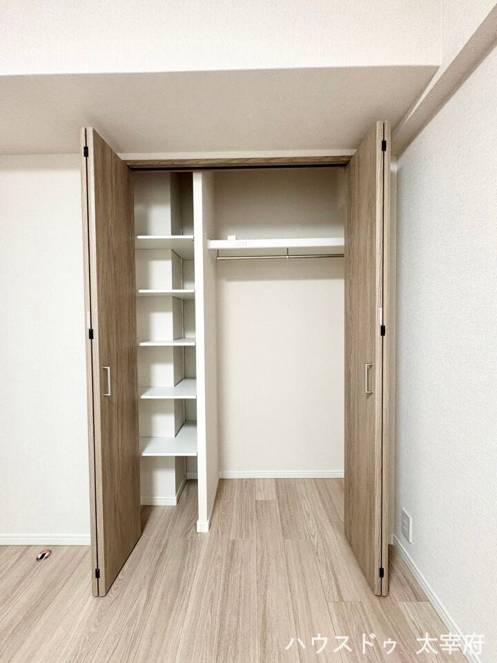 ハンガーパイプで洋服をすっきり掛けられ、隣の可動棚にはバッグや小物を綺麗に整理できる優れた収納です。効率よく収納力を高められます!
