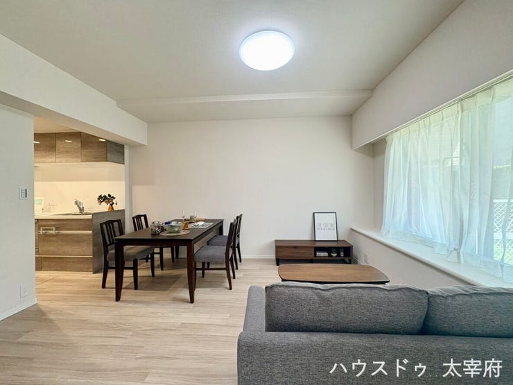 【居間・リビング】
明るく開放的なLDKは、大きな窓から自然光がたっぷり入り、心地よい空間を演出します。キッチンとダイニングが一体となった使いやすい動線も魅力です。
