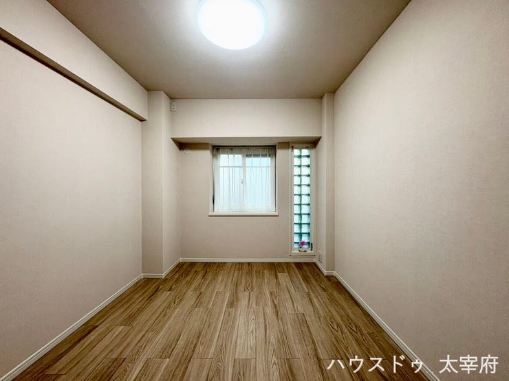 明るい自然光を取り込むスリット窓がおしゃれな洋室です。落ち着いた木目調のフローリングが温かみを演出し、シンプルでレイアウトしやすい空間が魅力です。
