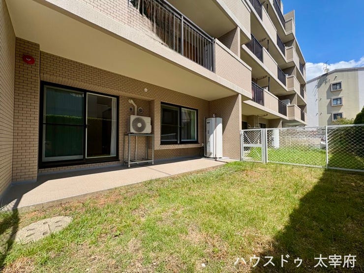 専用庭付きの開放感あふれる空間!ガーデニングや子供・ペットの遊び場として多彩に楽しめます。フェンス付きでプライバシーも安心です。