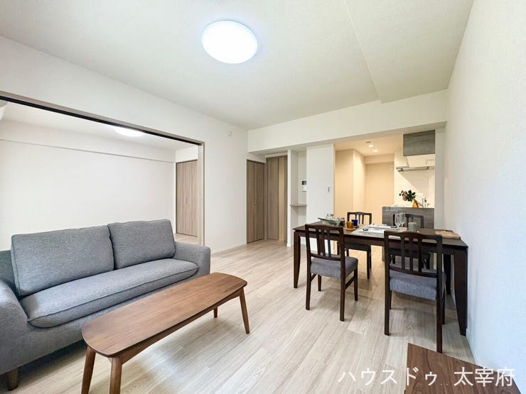 白木調のフローリングと白のクロスで明るく上品な空間。隣接する洋室の引き戸を開放すれば、LDKと一体化した広々とした大空間として多目的に活用できます。