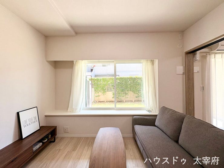 窓辺の深い出窓カウンターが開放感を演出し、明るい光が差し込む心地よい空間です。ゆったりとリラックスできる穏やかな雰囲気が魅力です。