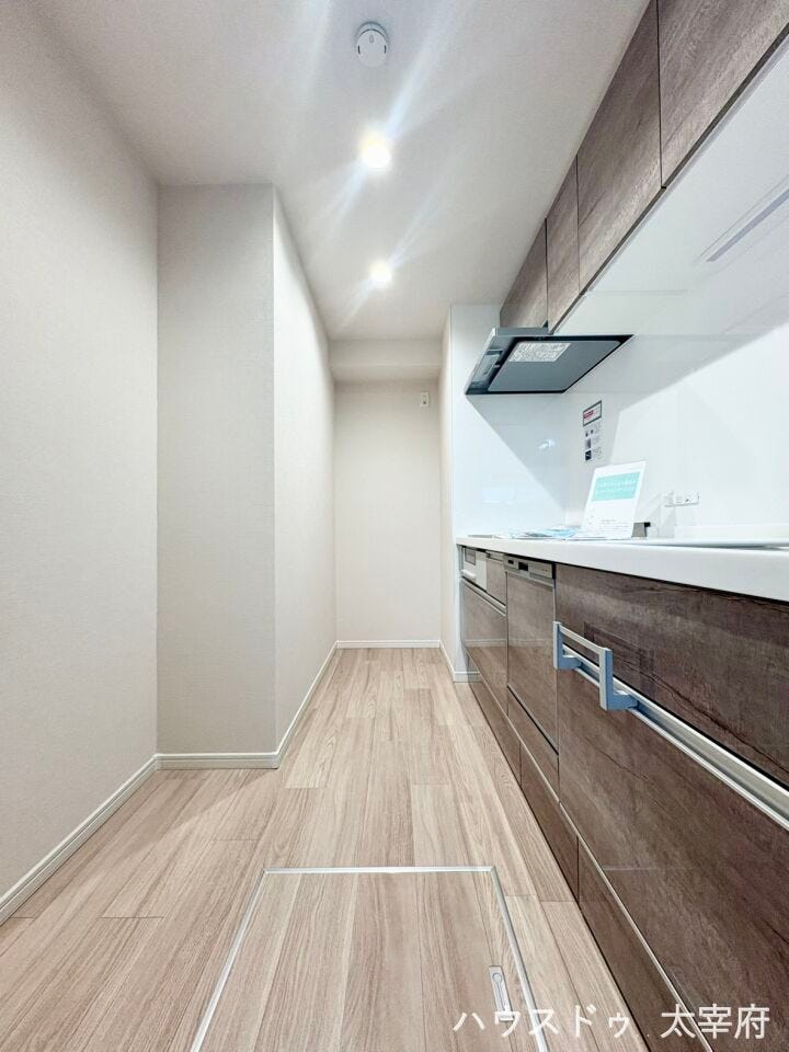 すっきりした壁付けタイプのシステムキッチンで、動線が効率的な空間です。キッチンが独立しているため、生活感が出にくく、料理に集中しやすい配置となっています。
