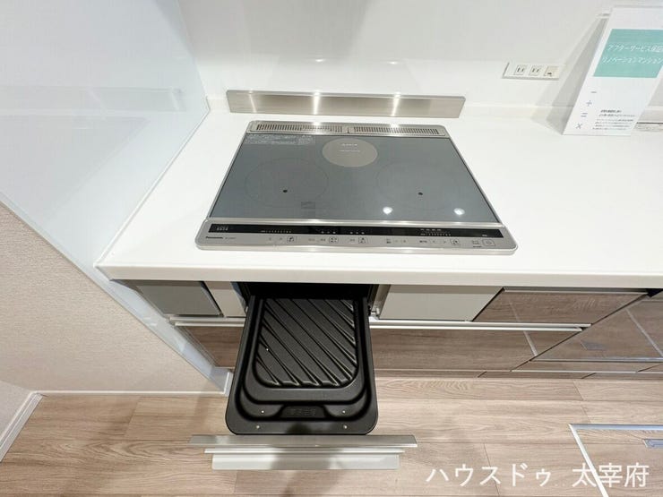 お手入れが簡単なIHクッキングヒーターと、波型プレートで食材が美味しく焼けるグリル。すっきりしたデザインで調理も快適です!
