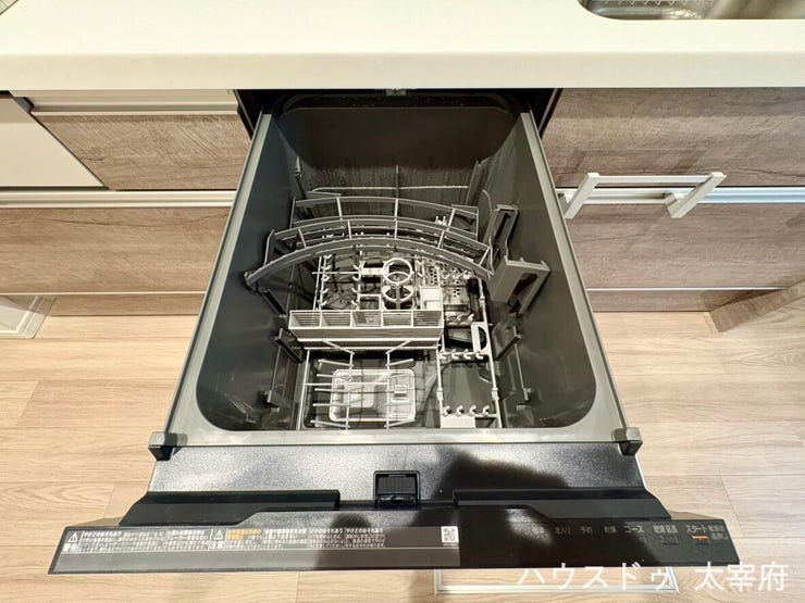 家事が劇的にラクになる引き出し式の深型食洗機!食器の出し入れが腰に負担をかけずスムーズ。節水・高温洗浄で衛生的かつ効率的に汚れをしっかり落とせます。