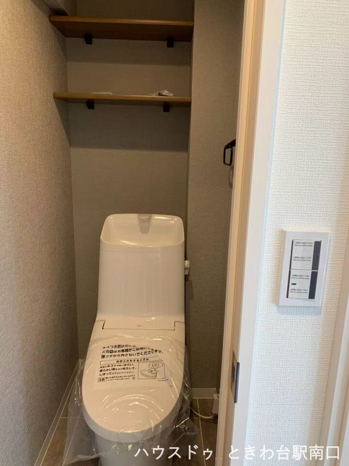 2025年1月に新規フルリフォームされた、清潔感のあるトイレです。温水洗浄便座を完備し、上部には小物の整理に便利な棚も備え付けられており、すっきりとした空間を保てます。