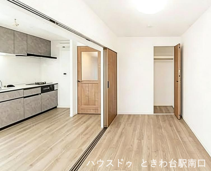 リビングと洋室の間には、空間をフレキシブルに活用できる間仕切りを採用。グレーを基調としたモダンなシステムキッチンとも調和し、統一感のあるスタイリッシュな住空間が広がります。