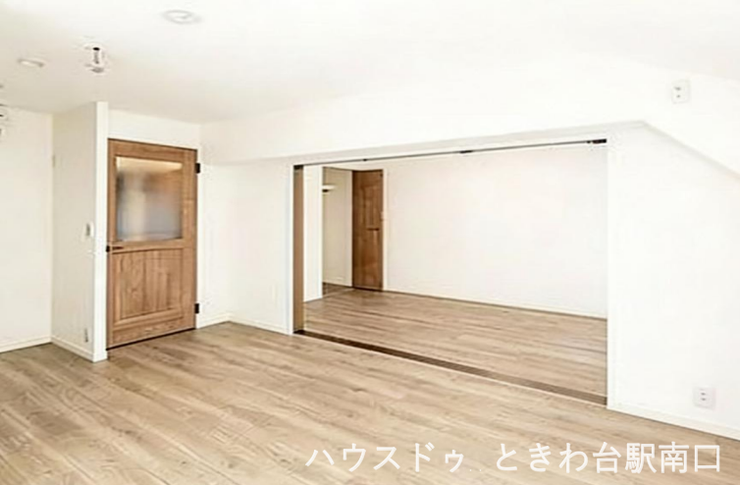 5階部分の角部屋で、明るい光が差し込む心地よいLDKです。間仕切りを開放することで、より広々とした空間としてお使いいただけます。フルリフォームによる美しさが魅力の室内です。