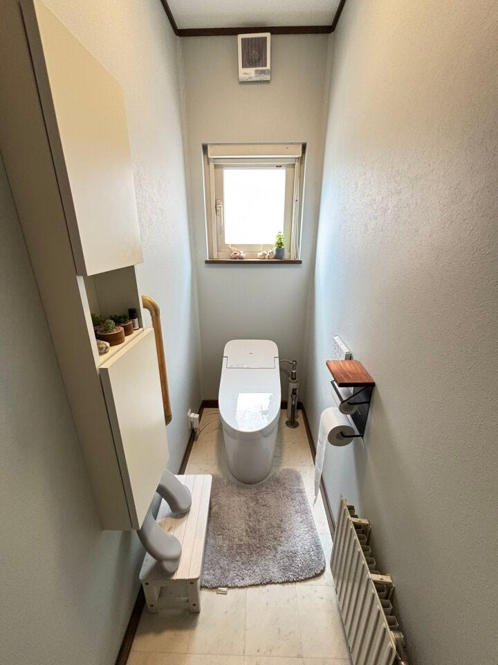 温水洗浄便座付きトイレ
トイレットペーパーやお掃除用洗剤などを収納可能な棚がありますので、スッキリと綺麗な空間を保てます。