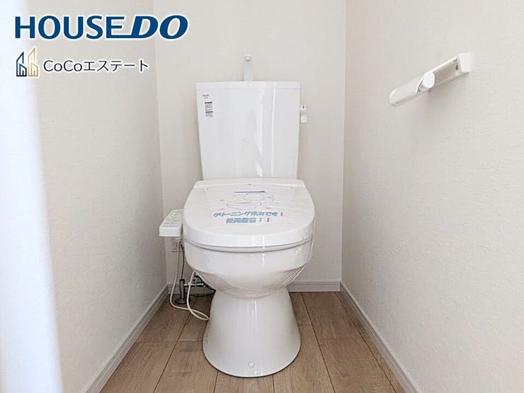 □■トイレ■□
温水洗浄便座付きトイレ♪
冬場や冷え込む時期にもお尻を温かく快適に保ちます。
また、汚れにくく掃除しやすい設備です。
